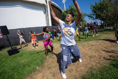 Fatima Logan-Alston leading AIE’s West African Workshop at Coney Island, AMNY 2022. Photo by Rob DeMartin.  